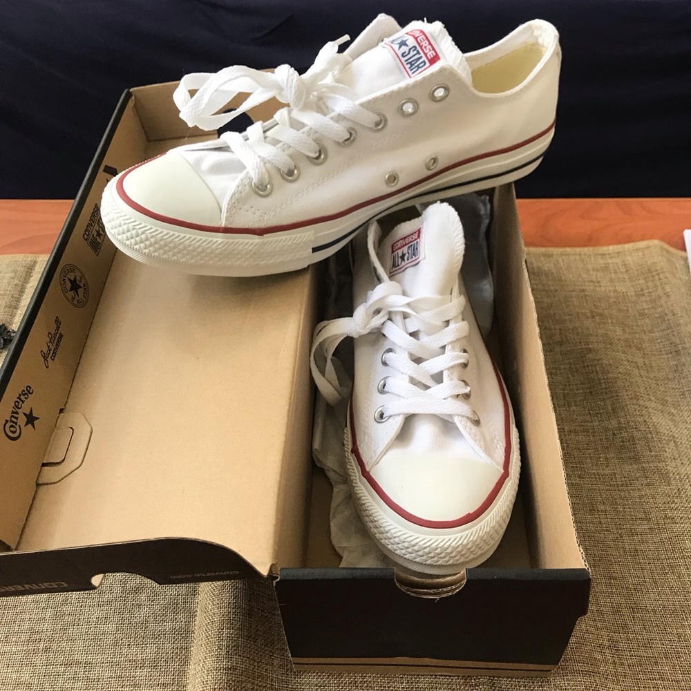 BRAND NEW white converse! Men’s 9.5, women’s 11.5